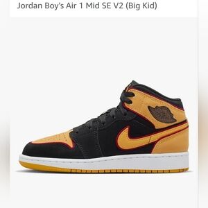 Jordan Boy's Air 1 Mid SE V2  Sneakers Size 3.5Y (Big Kid)